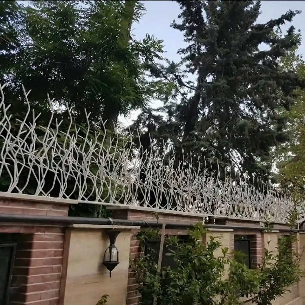 حفاظ فلزی محوطه