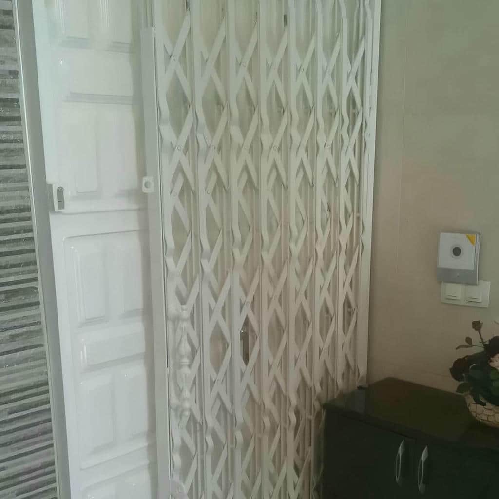 نصب درب آکاردئونی حفاظ تقویت‌شده در استان گیلان