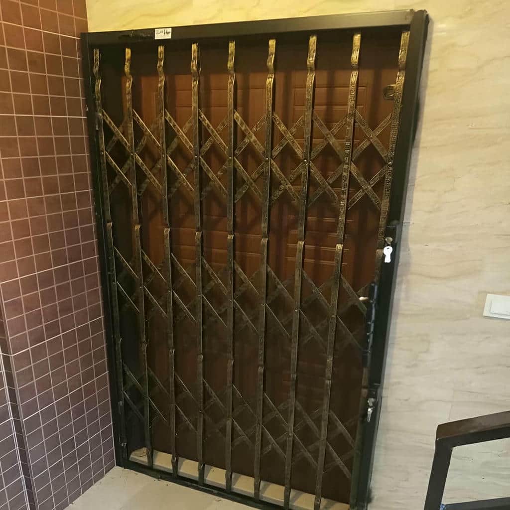 نصب درب آکاردئونی حفاظ متحرک ضدزنگ در شیراز