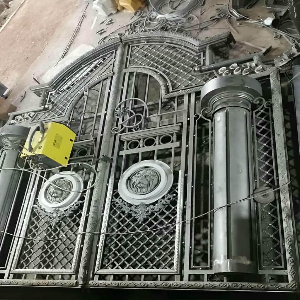 نصب درب حیاط فرفورژه ویلایی کلاسیک در سبزوار