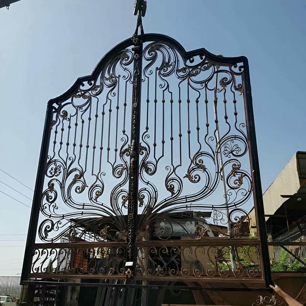نصب درب حیاط فرفورژه کلاسیک در استان گیلان