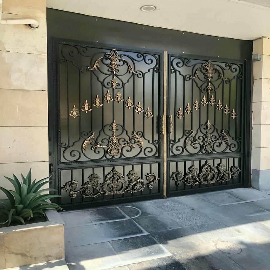 خرید درب حیاط فرفورژه ویلایی کلاسیک در اصفهان