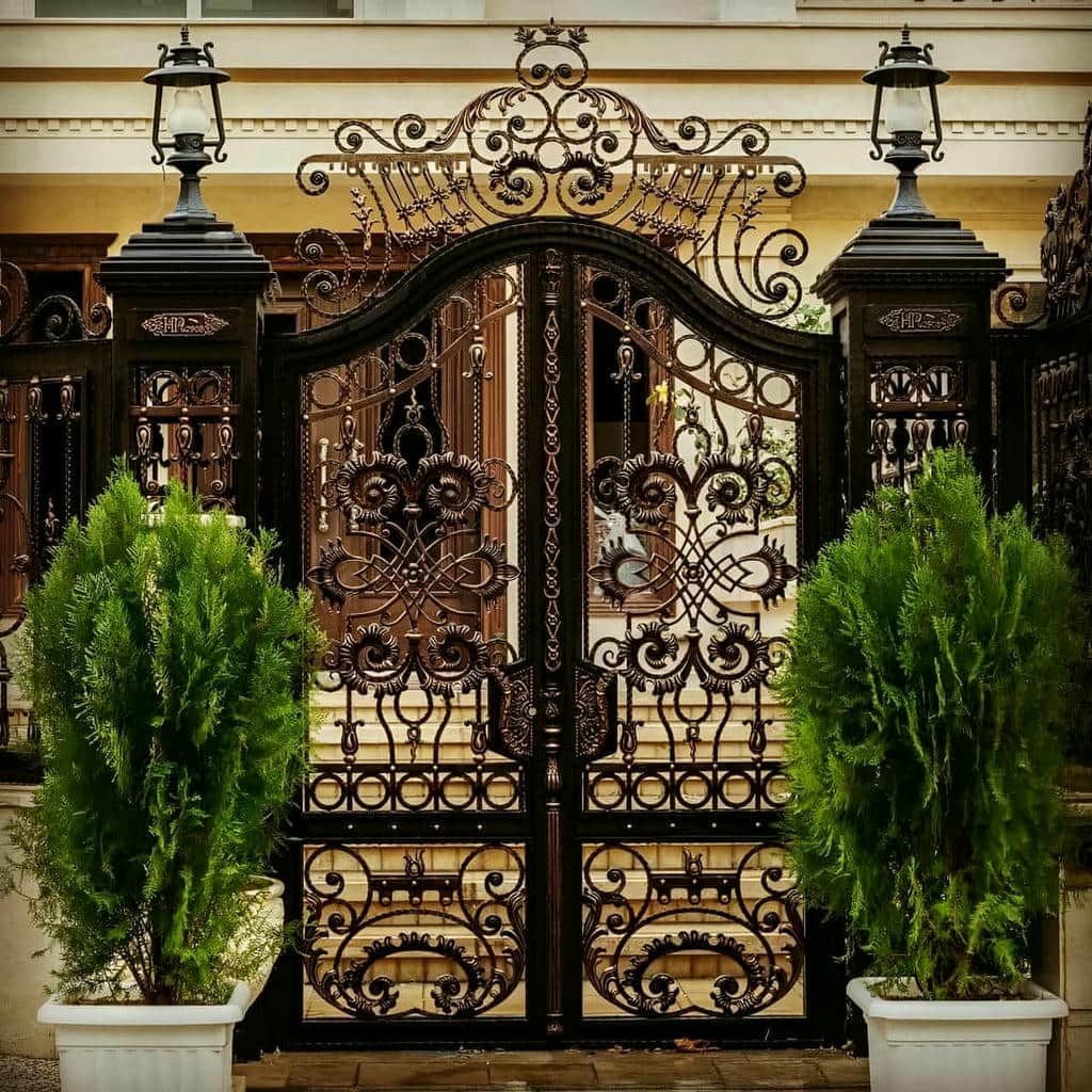 نصب درب حیاط فرفورژه ویلایی ساده در رفسنجان