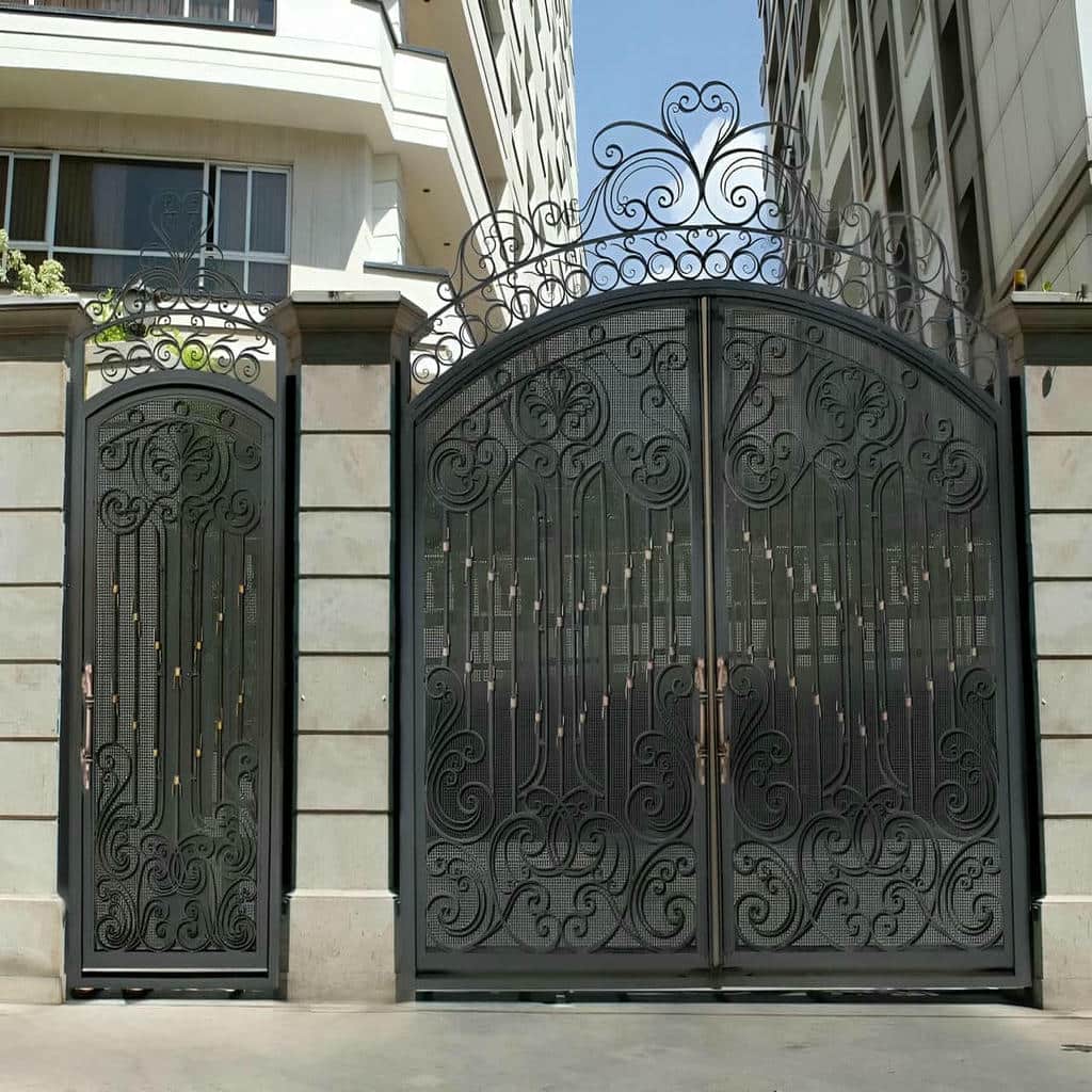 کارخانه درب حیاط فرفورژه ویلایی بازشو روان در باغ عباسآباد