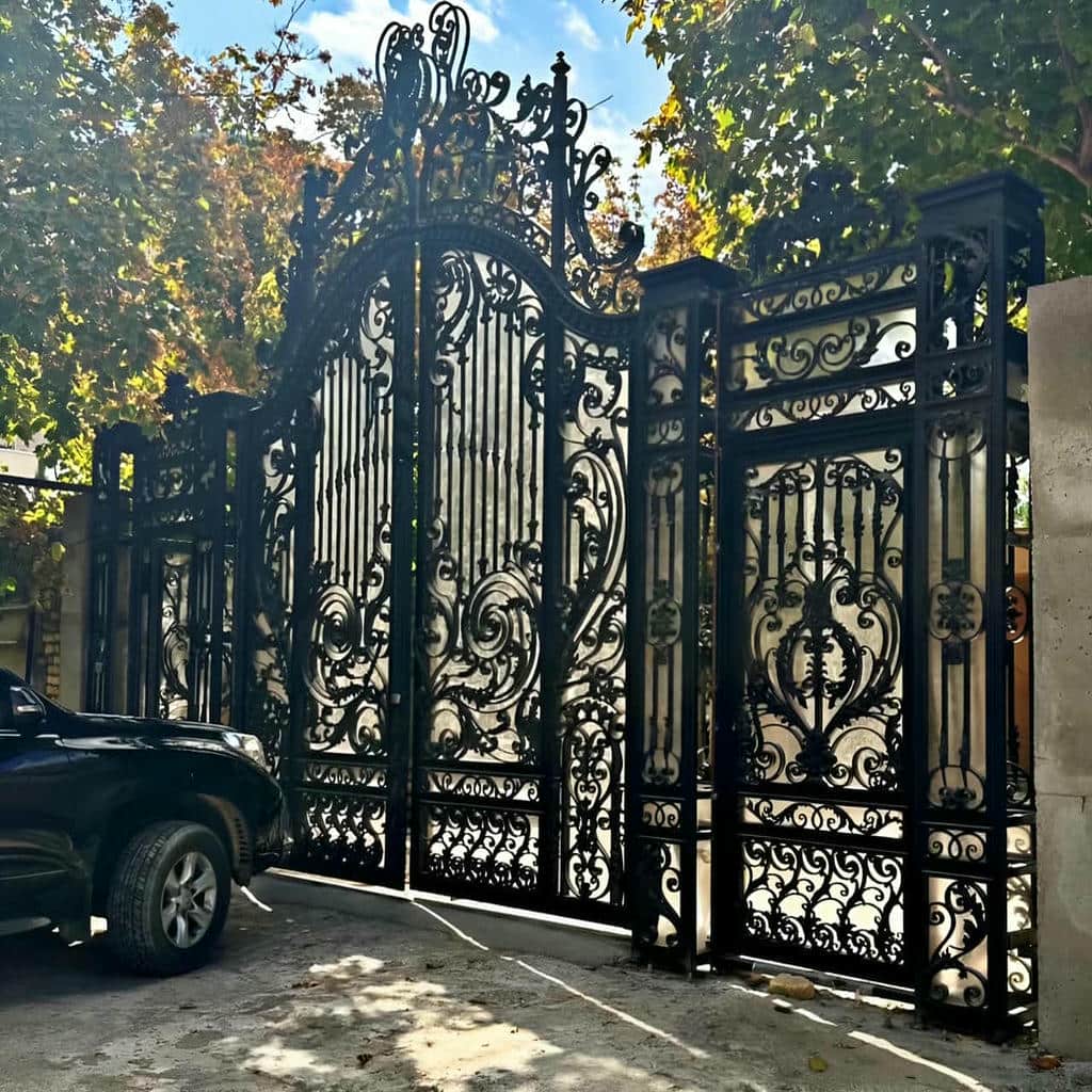 نصب درب حیاط فرفورژه ویلایی کلاسیک در چالوس نصب درب حیاط فرفورژه ویلایی کلاسیک در چالوس