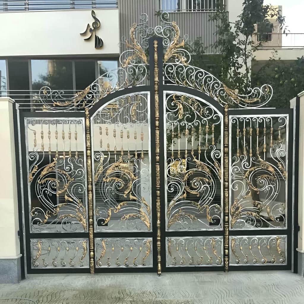 نصب درب حیاط فرفورژه ویلایی ساده در مریوان