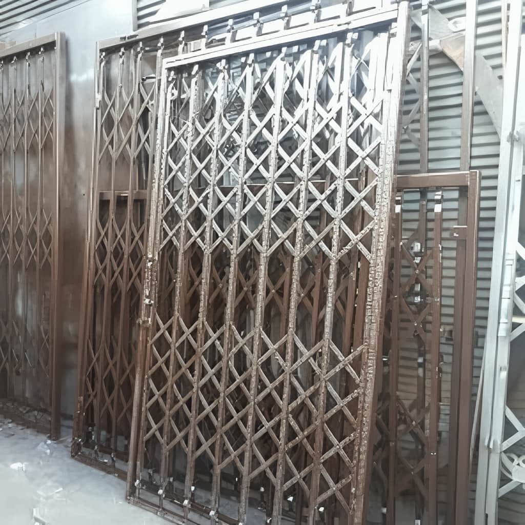 درب آکاردئونی فلزی با یراق آلات بادوام