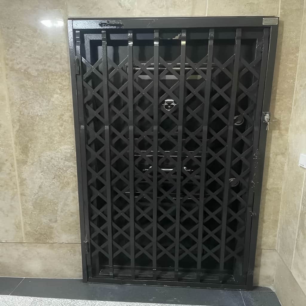 درب آکاردئونی با پرچ کاری دقیق اتصالات
