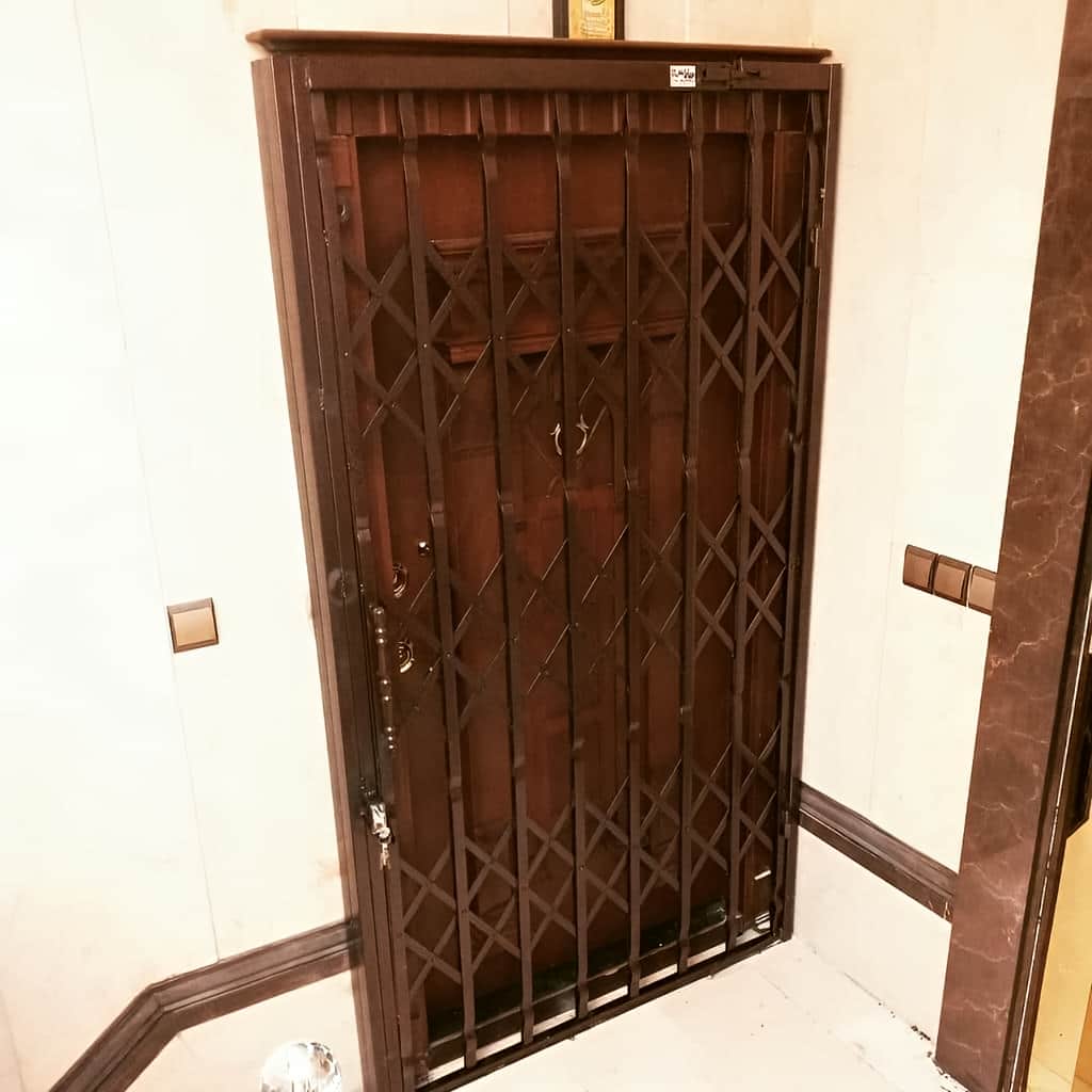 درب آکاردئونی با فریم محکم ورودی