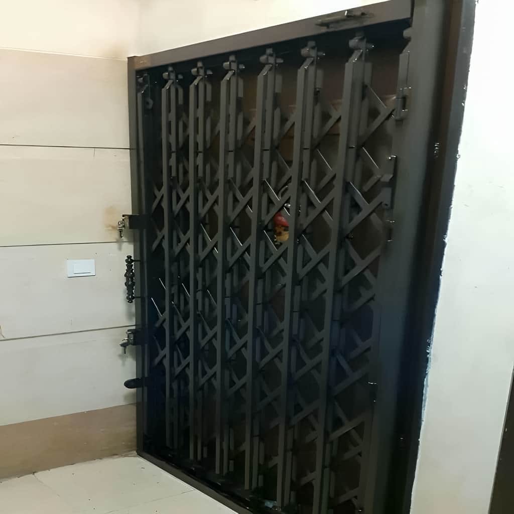 محافظ درب آپارتمان با یراق آلات بادوام