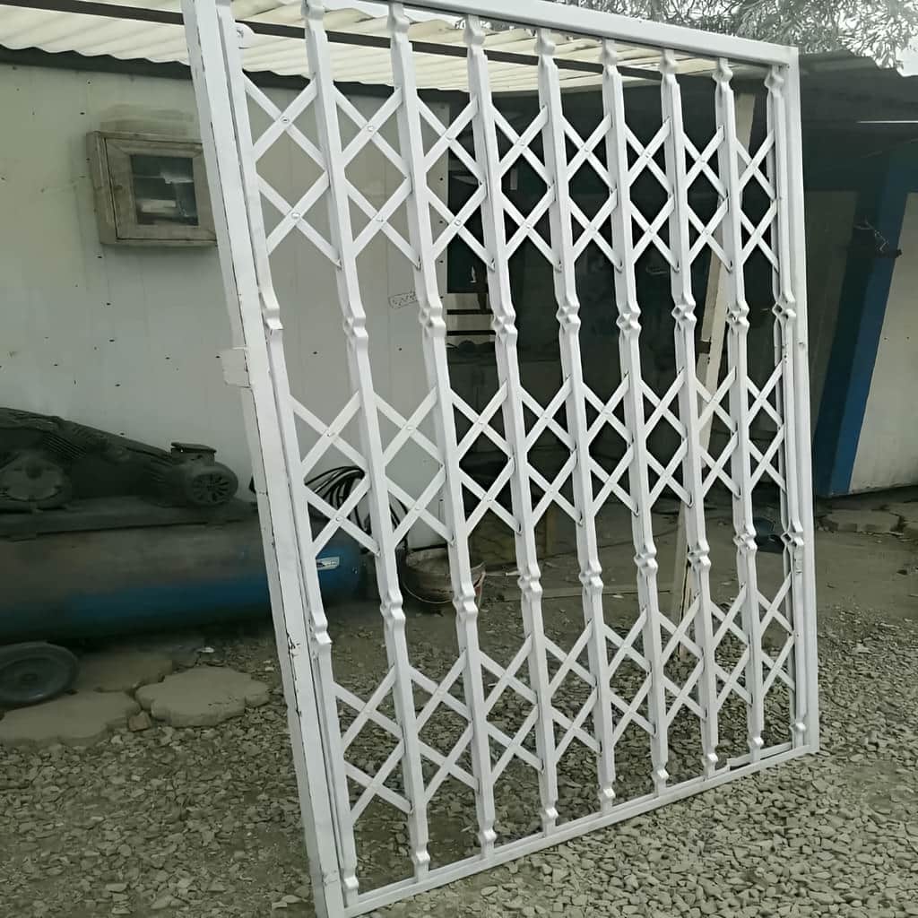 درب آکاردئونی ضد سرقت نصب شده روی درب اصلی