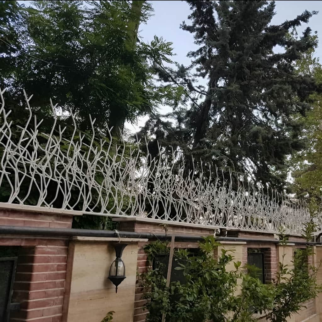 حفاظ شاخ گوزنی با شاسی مقاوم روی دیوار