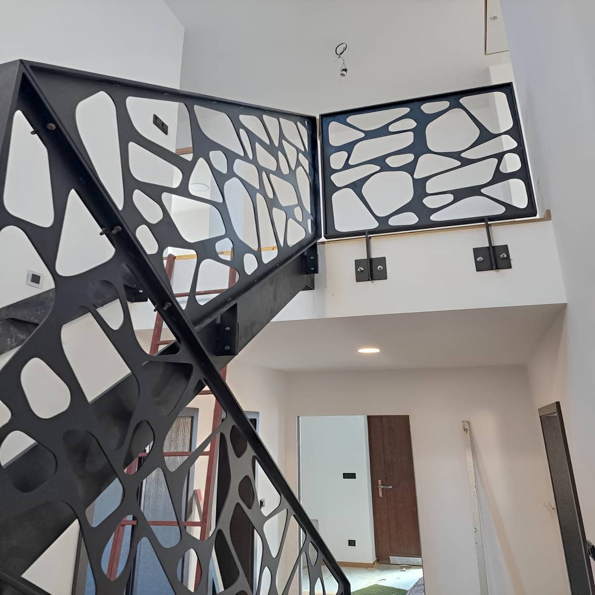 نرده سی ان سی مدرن مینیمال با خطوط صاف و منظم