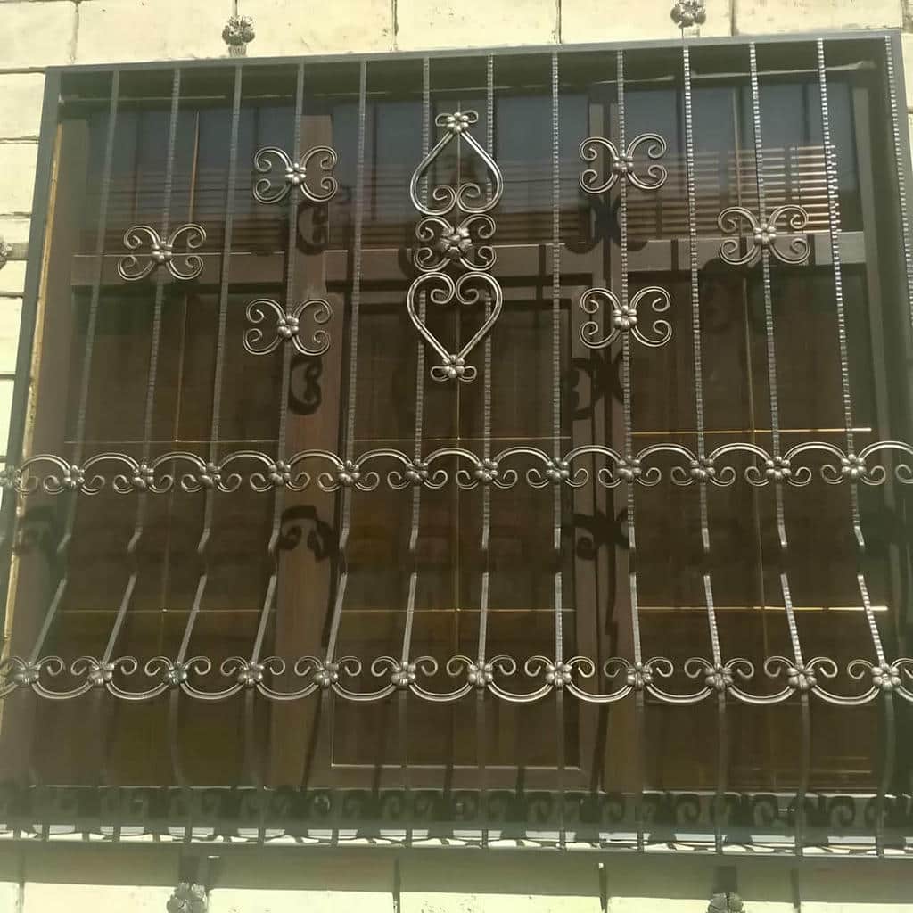 حفاظ پنجره فلزی با رنگ مقاوم روی سطح