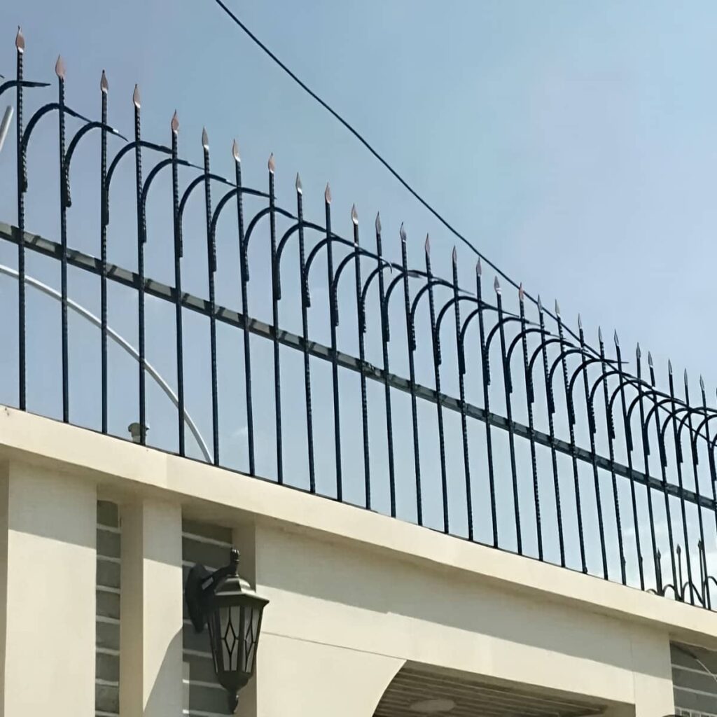 حفاظ شاخ گوزنی و حفاظ سرنیزه ای با نصب روی تاج دیوار