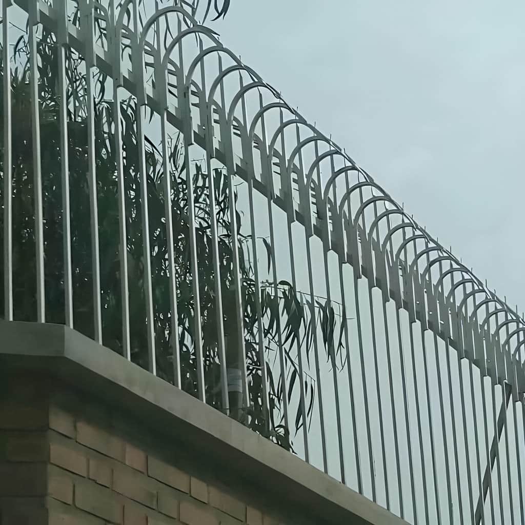 حفاظ سرنیزه ای دیوار با فرم منظم کلاسیک