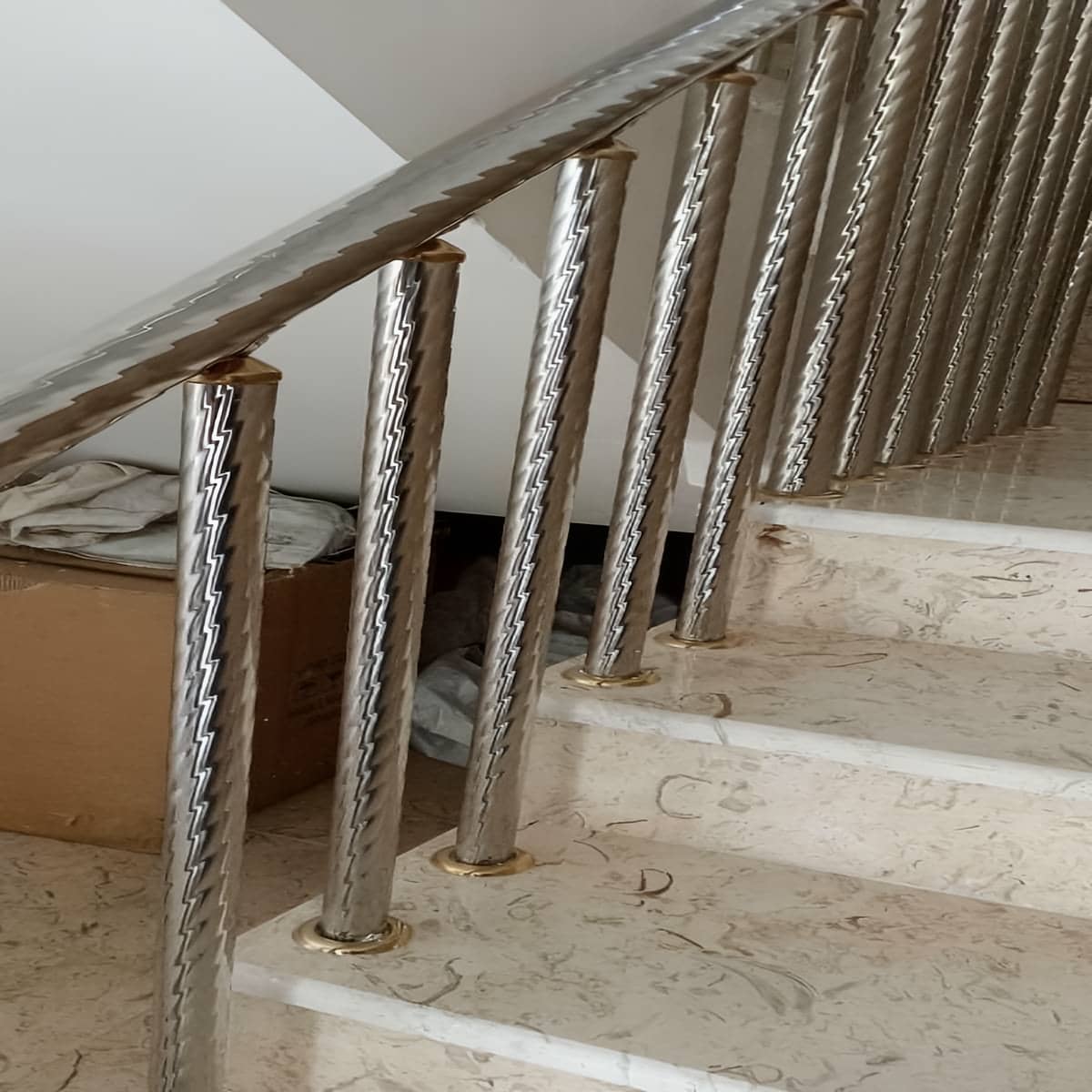هندریل دیواری استیل با نصب تمیز راه پله