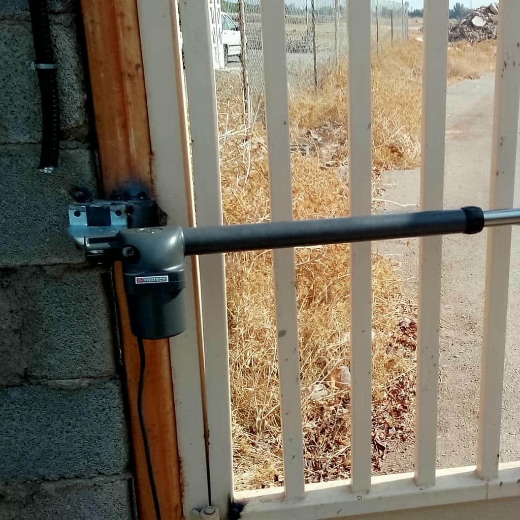 تعمیر جک درب پارکینگ در محل با بررسی برد کنترل داخل جعبه ایمن