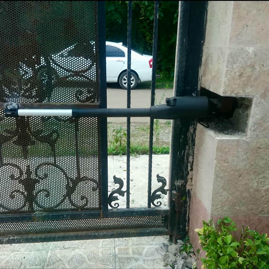 جک درب پارکینگی با بازوی هیدرولیک روی ورودی سنگین