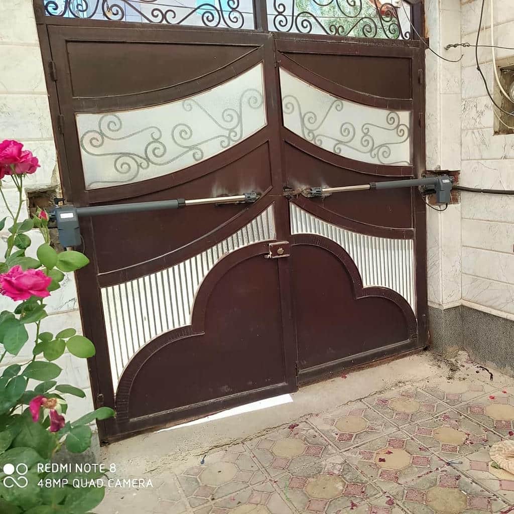 جک درب پارکینگی با موتور بازویی نصب شده روی درب لولایی