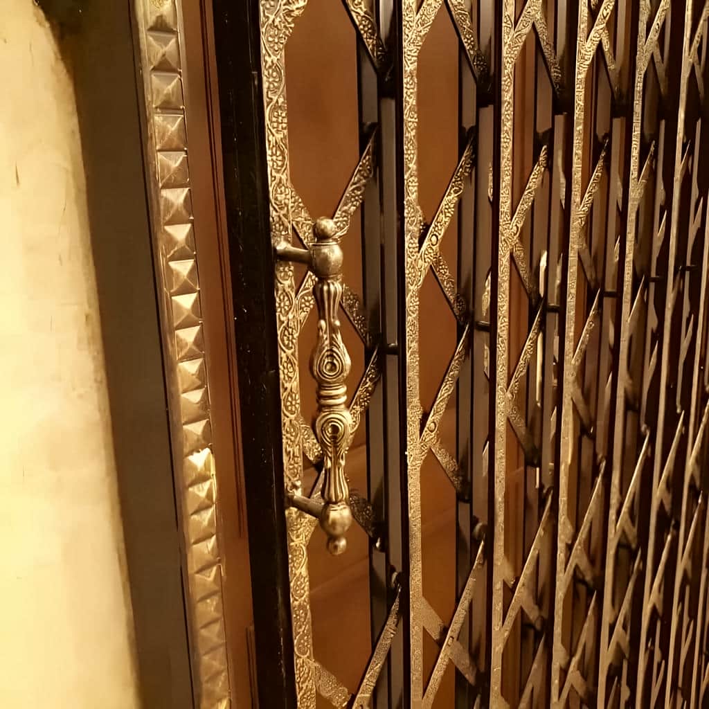 اجرای درب آکاردئونی پنج گل دوبل در مسیر پرتردد