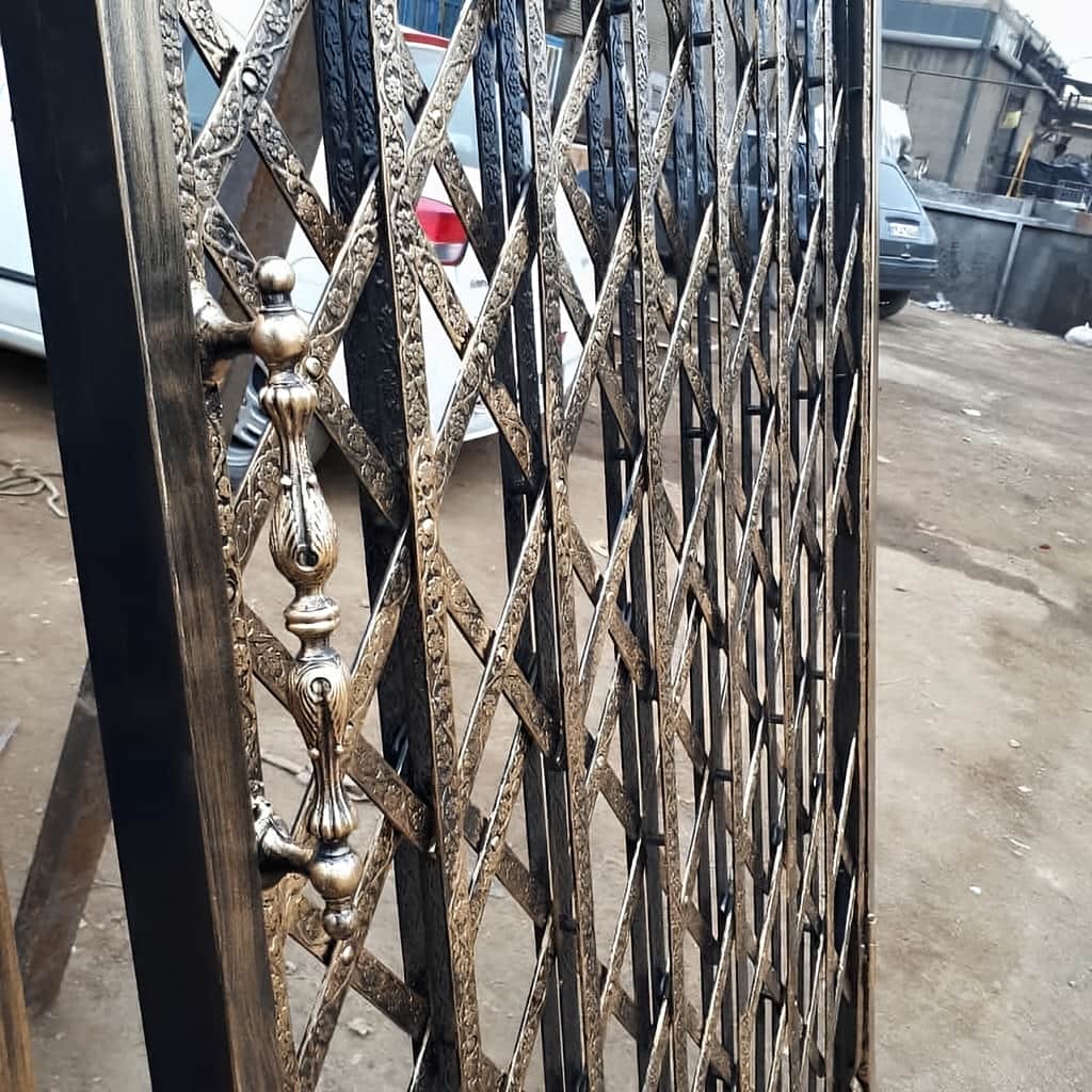 نصب درب آکاردئونی پنج گل دوبل روی قاب تقویت‌شده