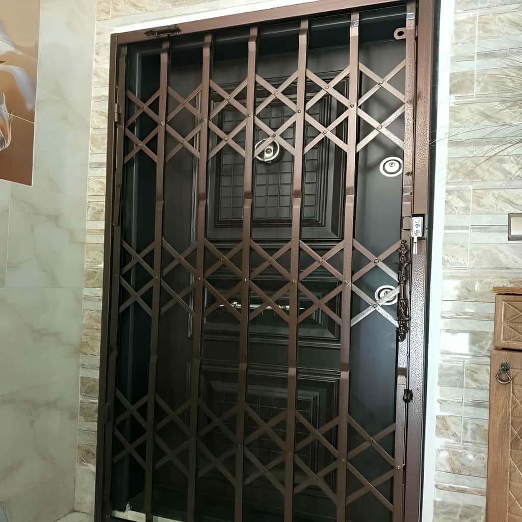 نصب درب آکاردئونی سه گل تسمه روی قاب تقویت‌شده
