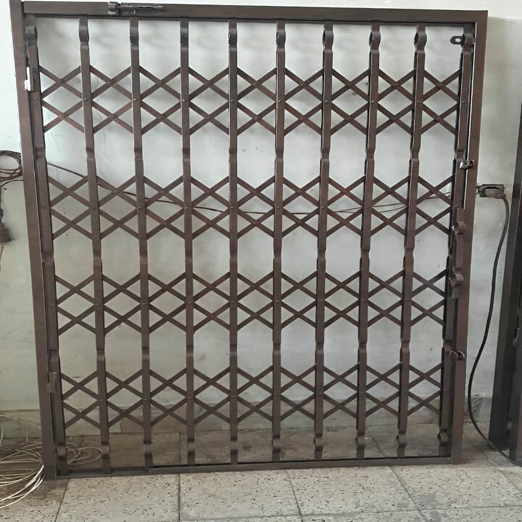 خدمات نصب درب آکاردئونی چهار گل لوزی مدل دوبل