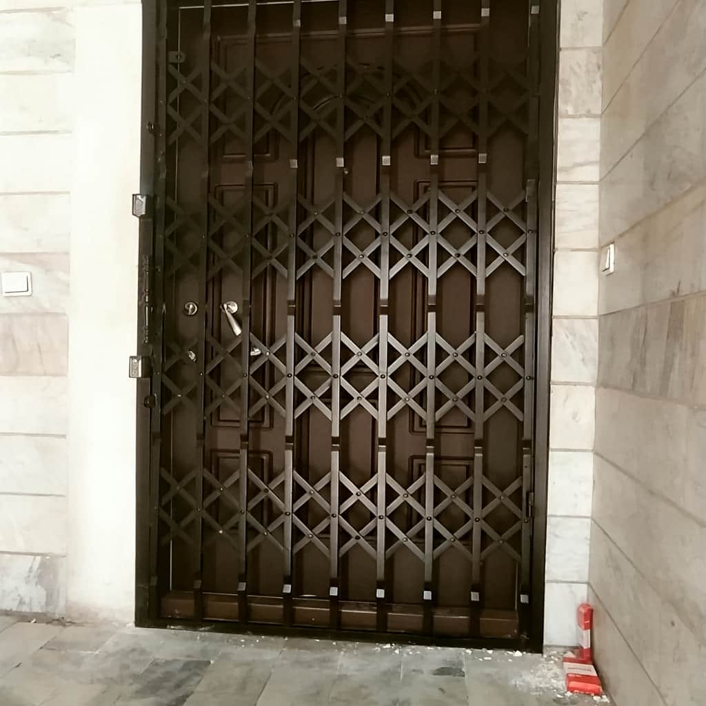 درب آکاردئونی چهار گل لوزی برای دهانه کم‌عرض