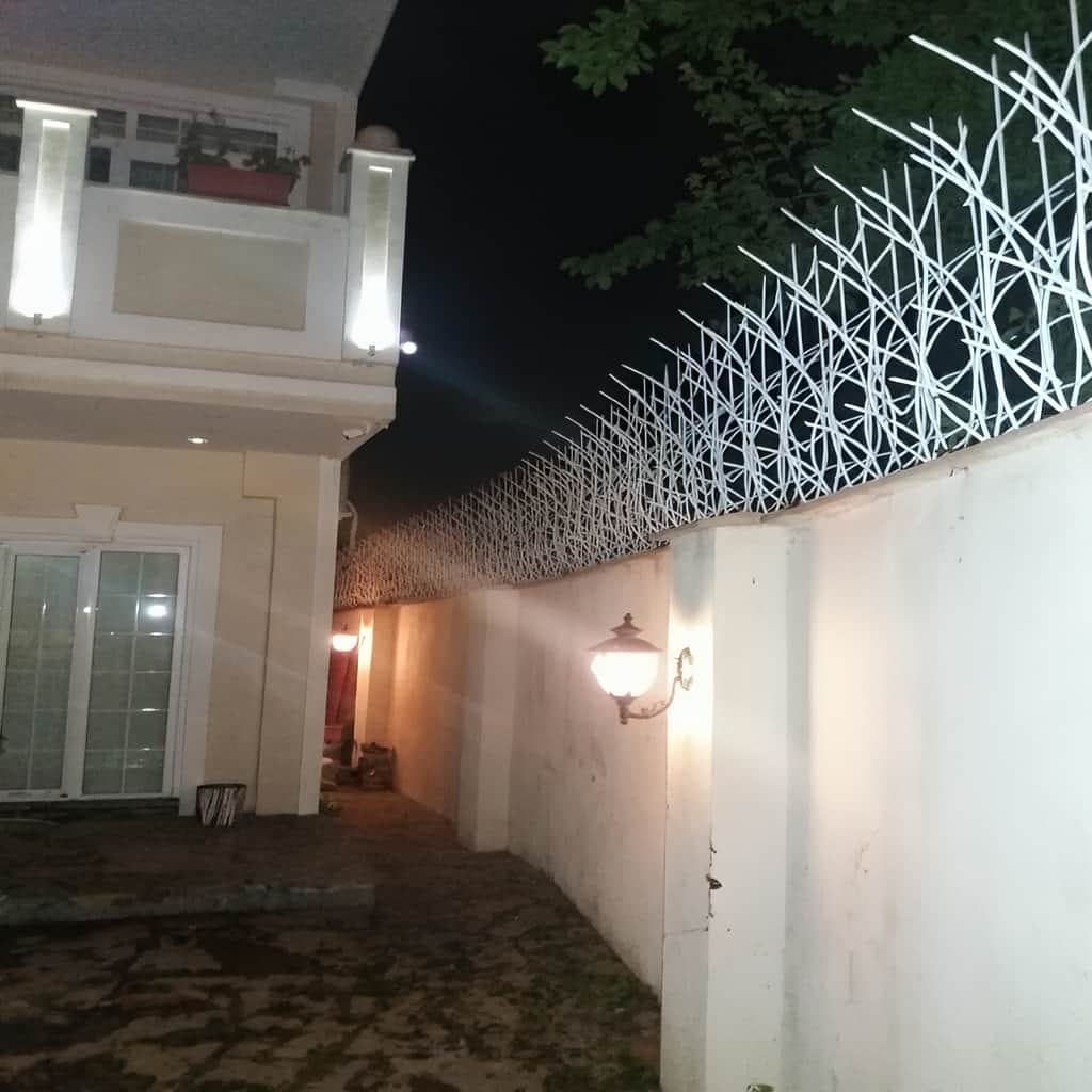 نصب نرده حفاظ نیزار ساده روی دیوار