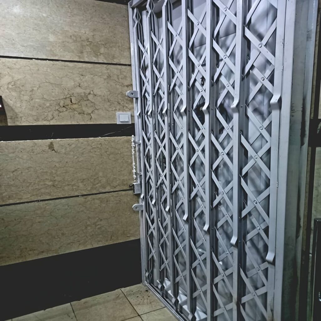 اجرای درب آکاردئونی طلایی سلطنتی روی چارچوب مقاوم