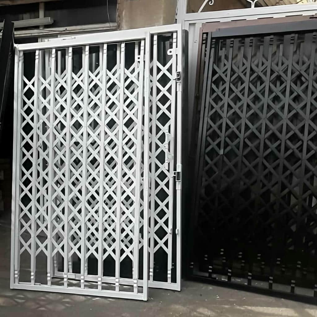 نصب حفاظ پشت درب آپارتمان ریلی با حرکت روان