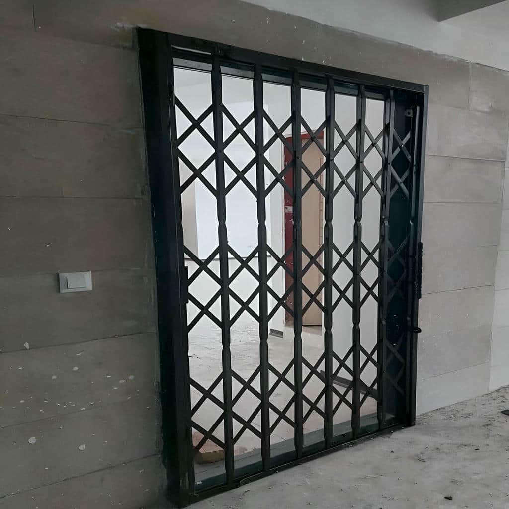 نصب درب آکاردئونی تسمه پهن آهنی با حرکت روان