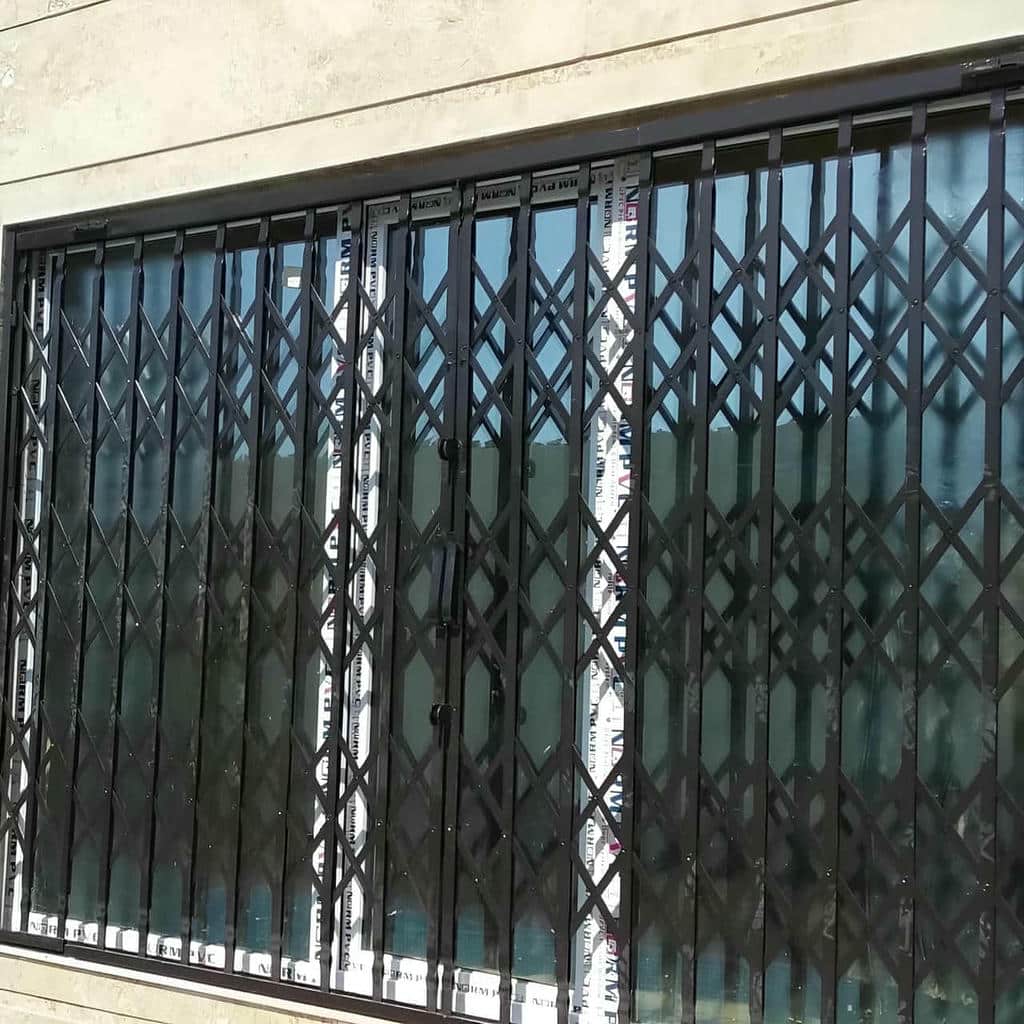 اجرای درب آکاردئونی واحد اداری روی چارچوب مقاوم