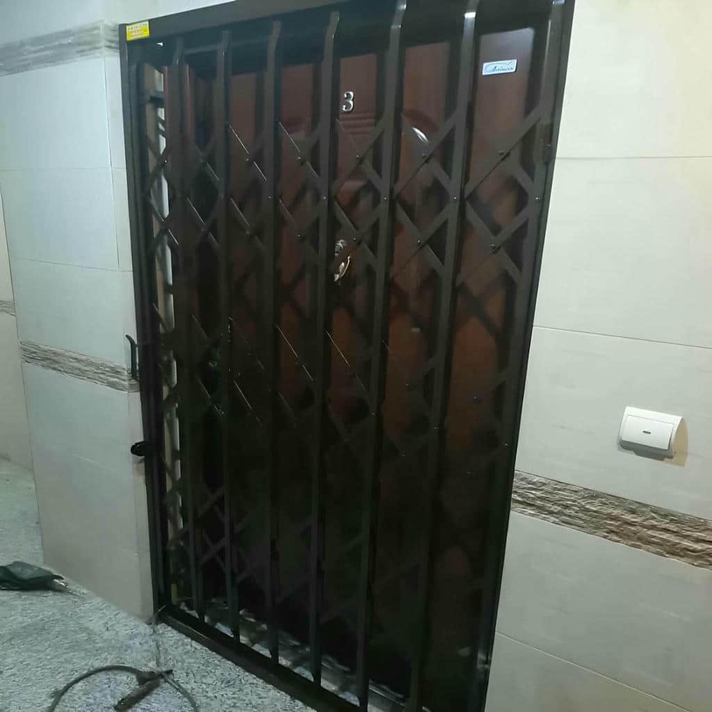 درب آکاردئونی مشکی طلایی برای انتخاب آگاهانه