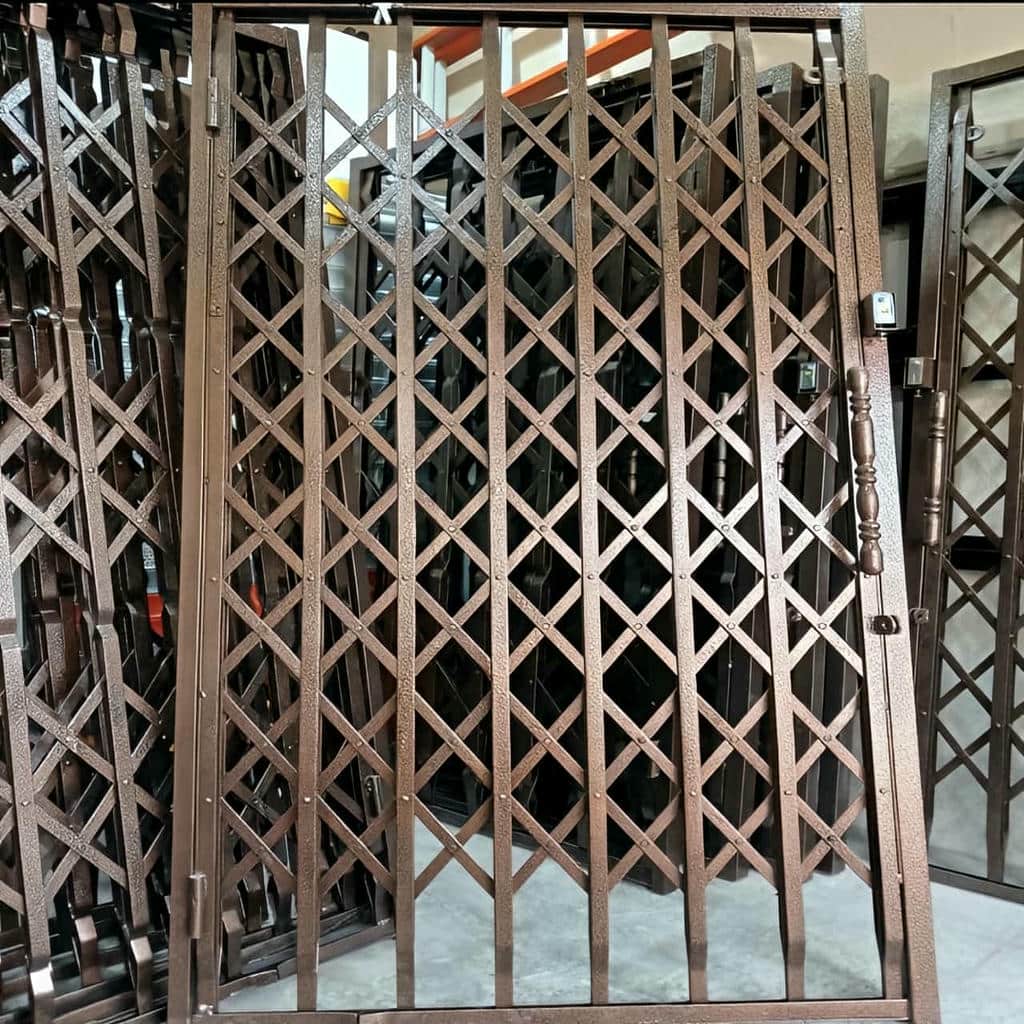 ساخت درب آکاردئونی سفید طلایی طرح خطی