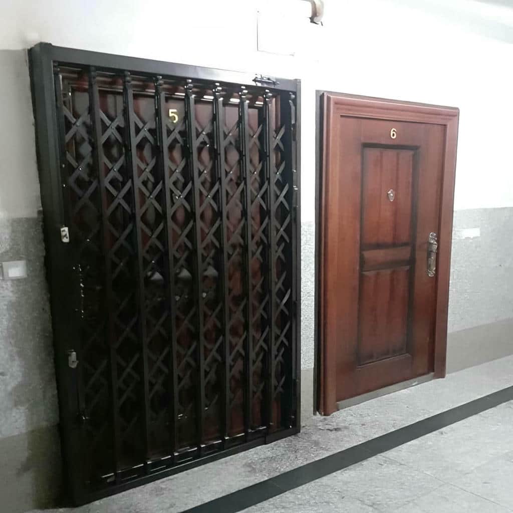 ساخت درب آکاردئونی مشکی طلایی طرح خطی