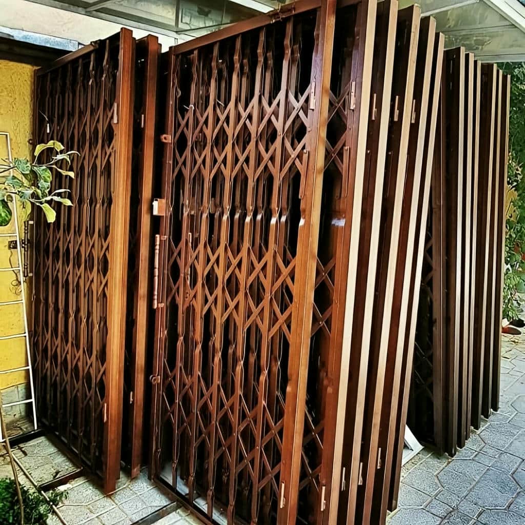 اجرای حفاظ پشت درب آپارتمان ریلی روی چارچوب مقاوم