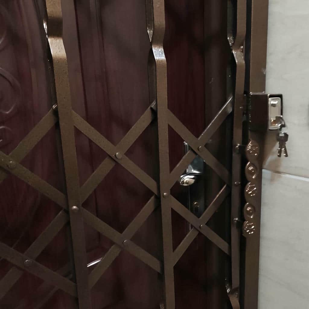 سفارش حفاظ آکاردئونی درب واحد مسکونی با طرح سه‌گل