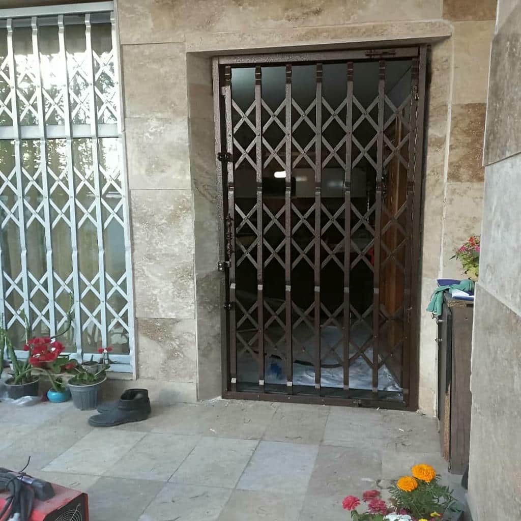 خدمات نصب درب آکاردئونی تسمه پهن آهنی مدل پنج‌گل