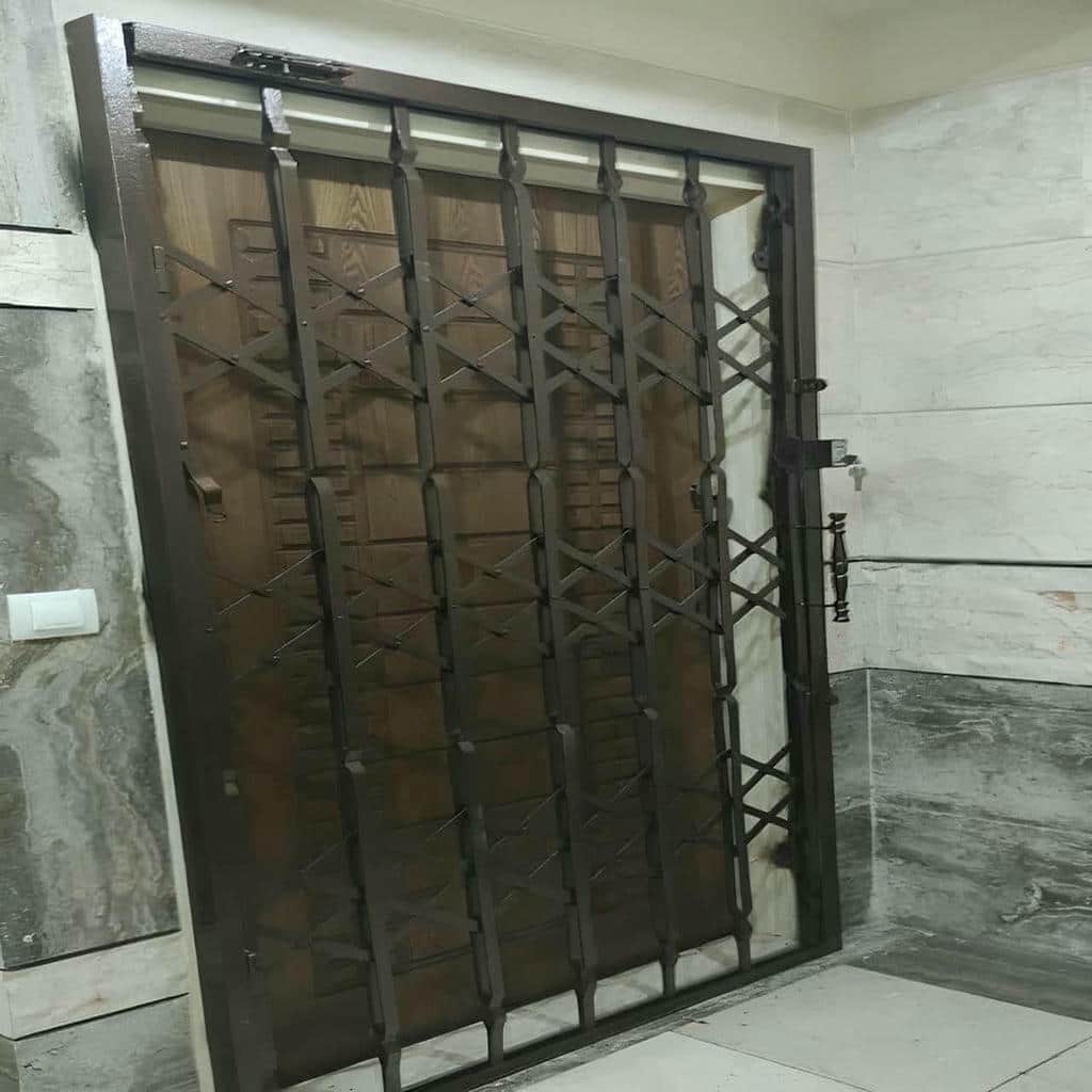 خدمات نصب درب حفاظ فلزی ورودی واحد مدل سه‌گل