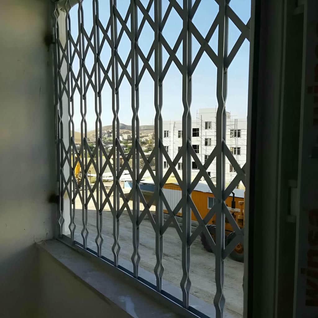 سفارش درب آکاردئونی سفید طلایی طرح شطرنجی
