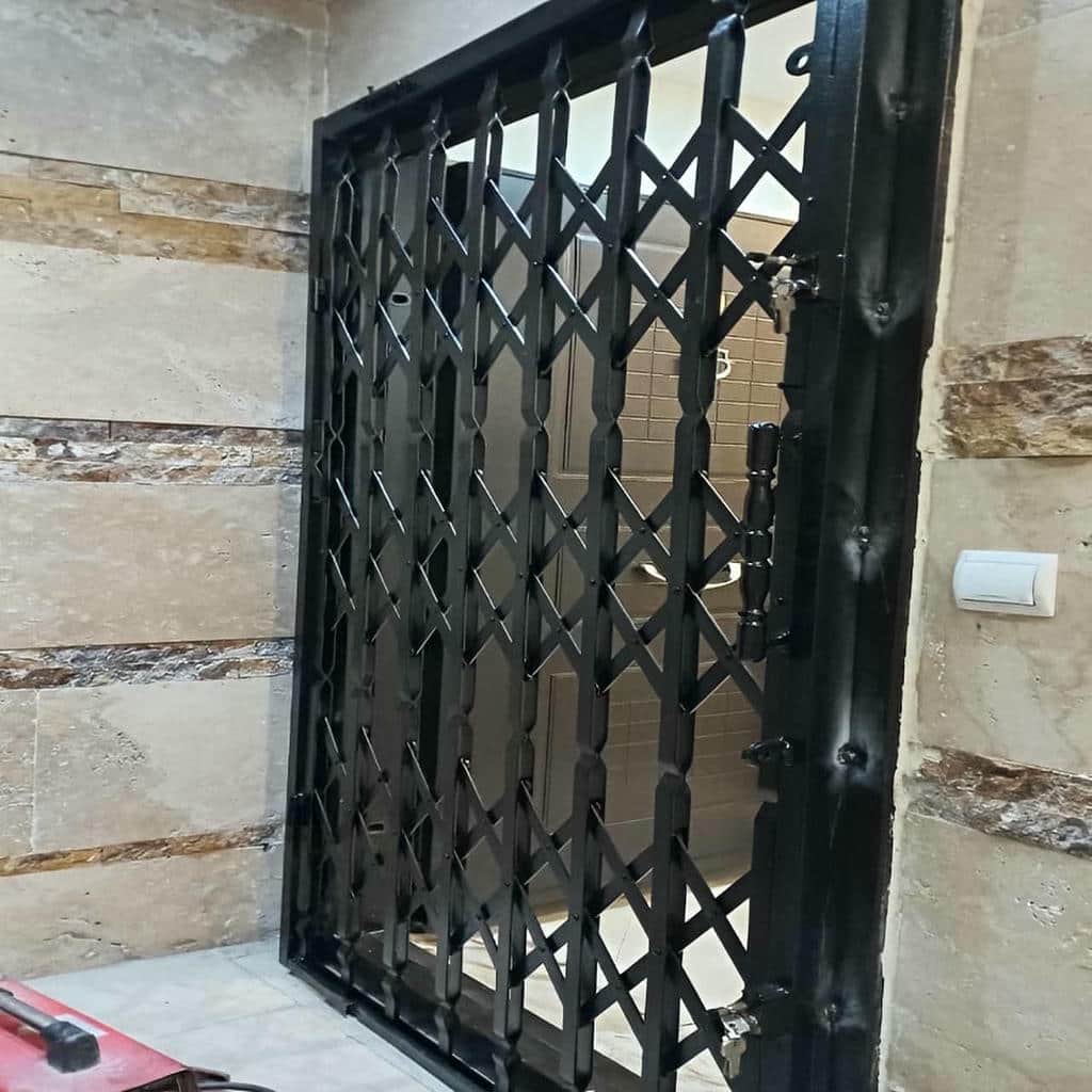 نصب درب حفاظ فلزی ورودی واحد با بازشوی روان