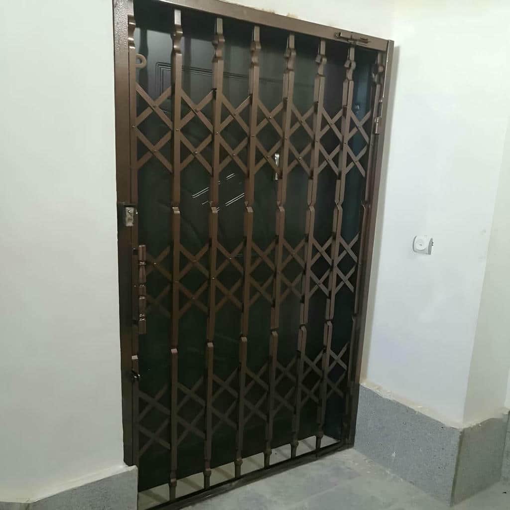 اجرای حفاظ آکاردئونی دو جداره ورودی روی قاب مقاوم