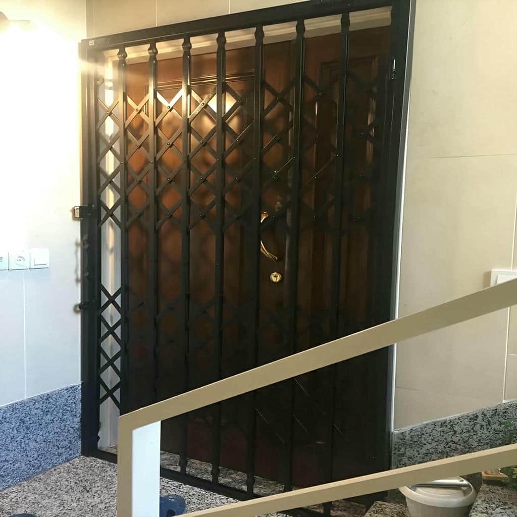 خرید درب آکاردئونی شیک قفل دار متناسب با ورودی