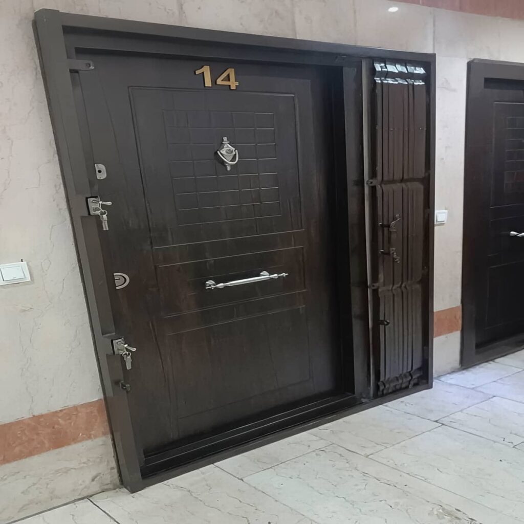 اجرای درب آکاردئونی تسمه پهن آهنی روی قاب مقاوم