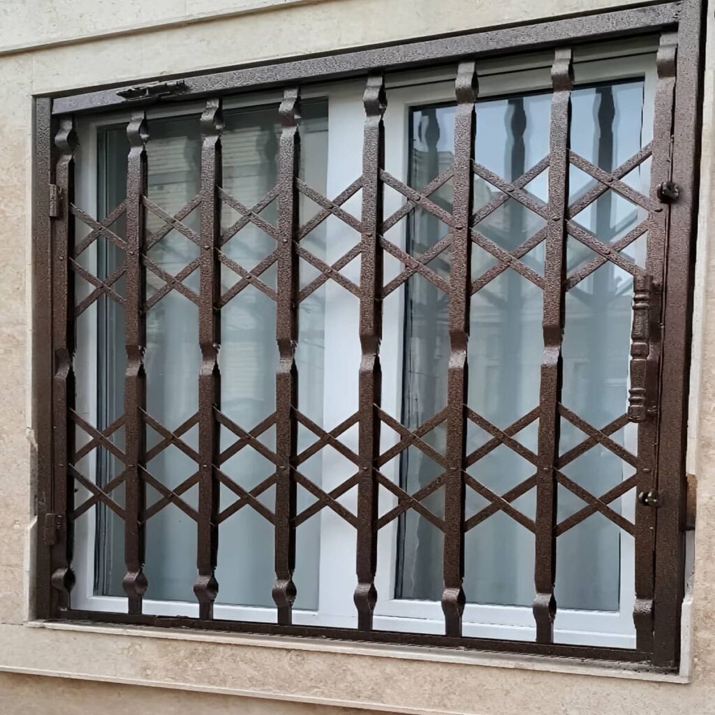 ساخت حفاظ پشت درب آپارتمان ریلی طرح کلاسیک