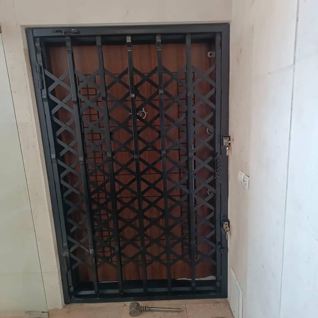 اجرای حفاظ درب آپارتمان ضد دیلم روی قاب مقاوم