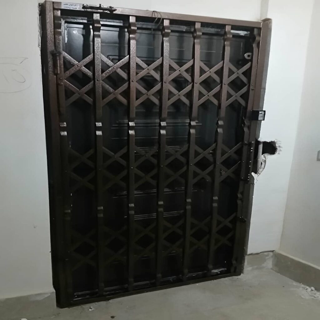سفارش حفاظ پشت درب آپارتمان ریلی با تسمه پهن