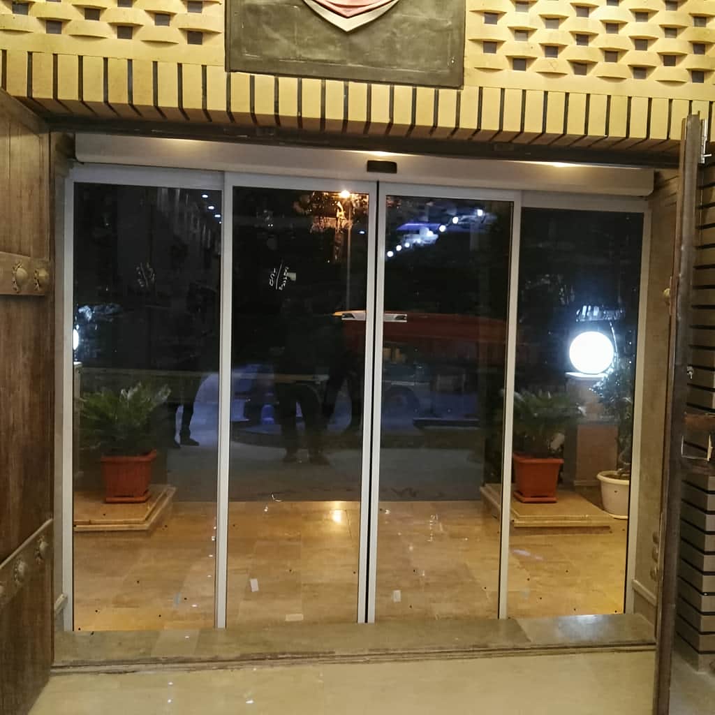 اجرای درب اتوماتیک شیشه ای کم صدا تلسکوپی